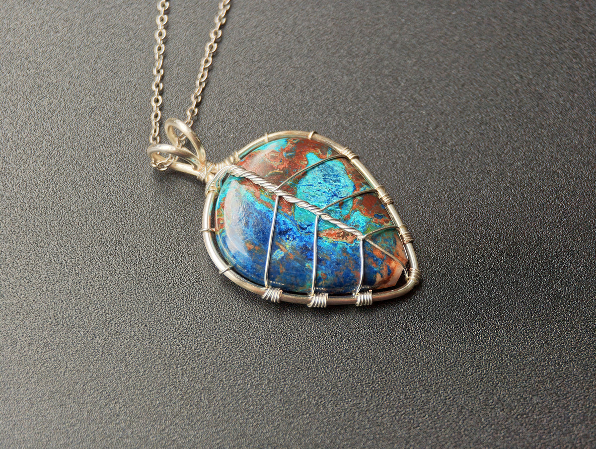 Leaf pendant with a shattuckite gemstone