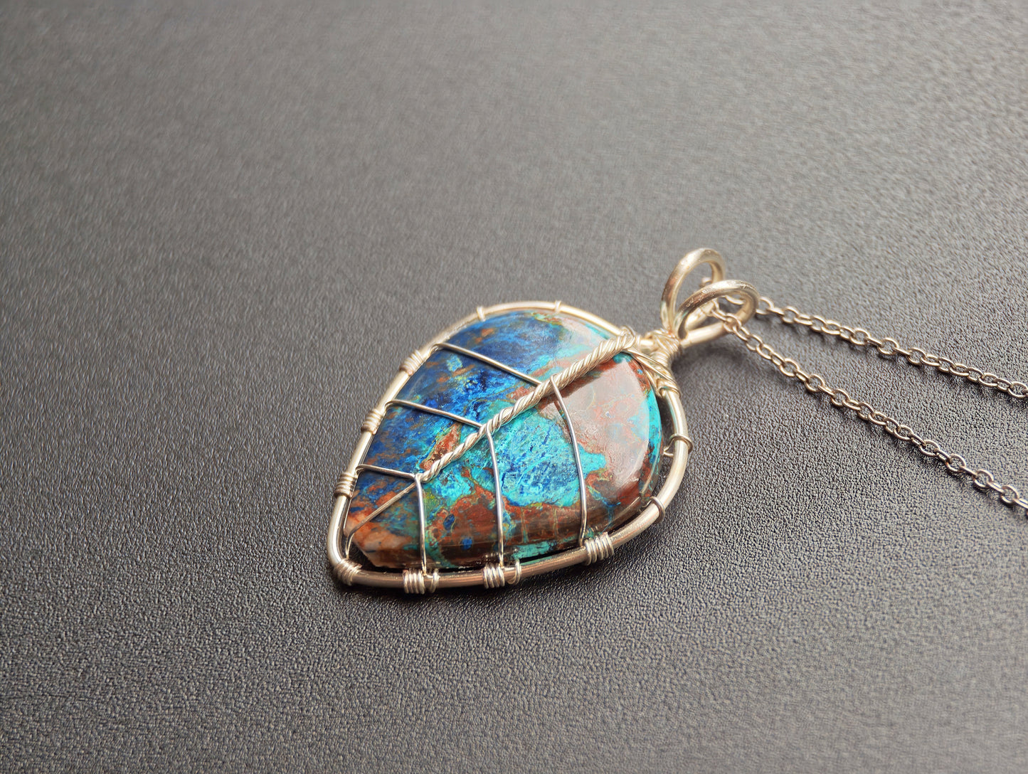 Leaf pendant with a shattuckite gemstone