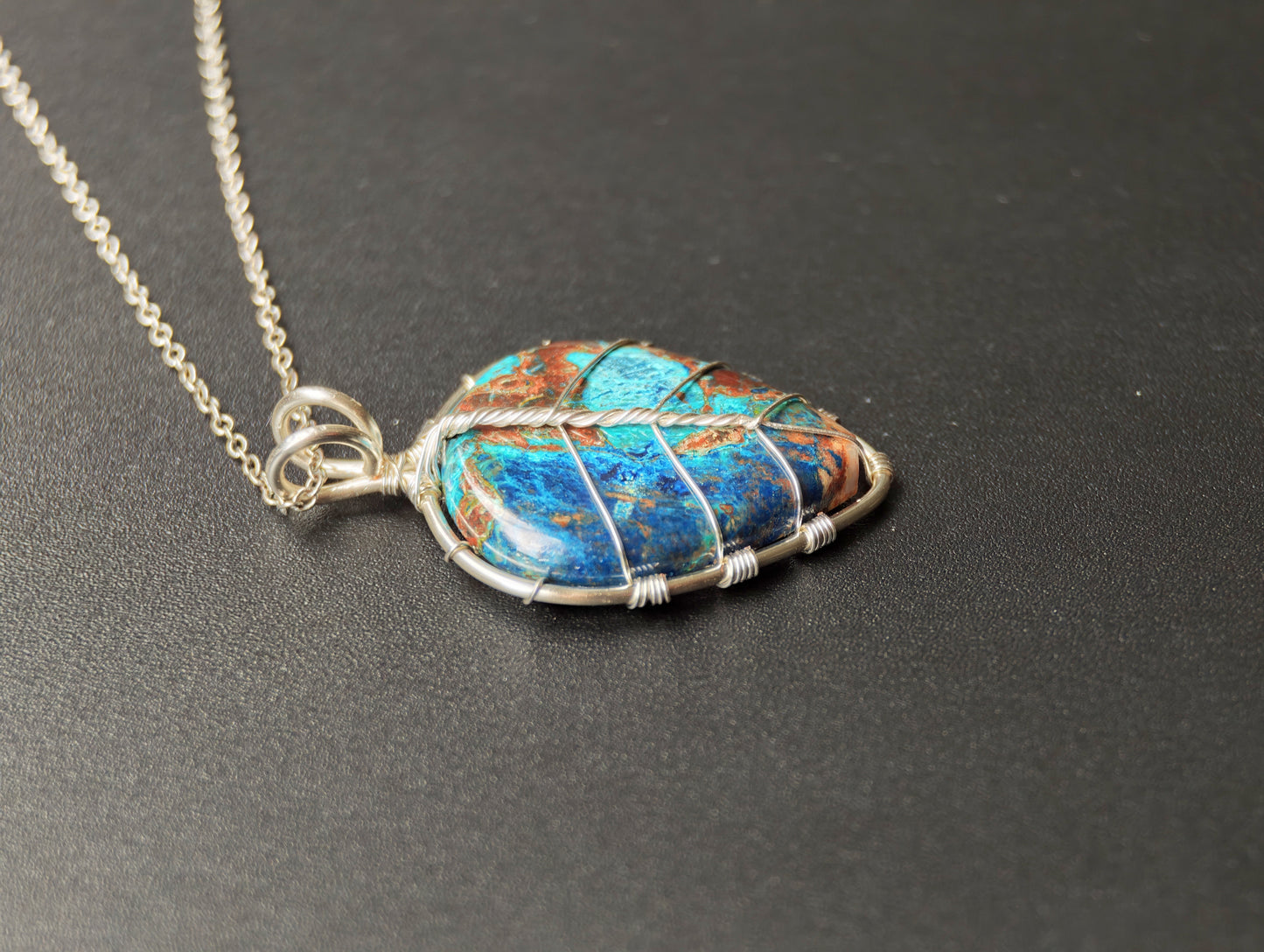 Leaf pendant with a shattuckite gemstone