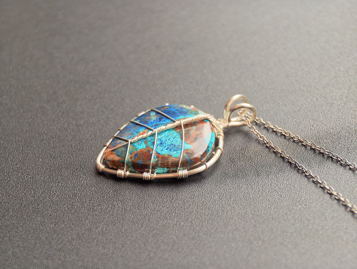 Leaf pendant with a shattuckite gemstone