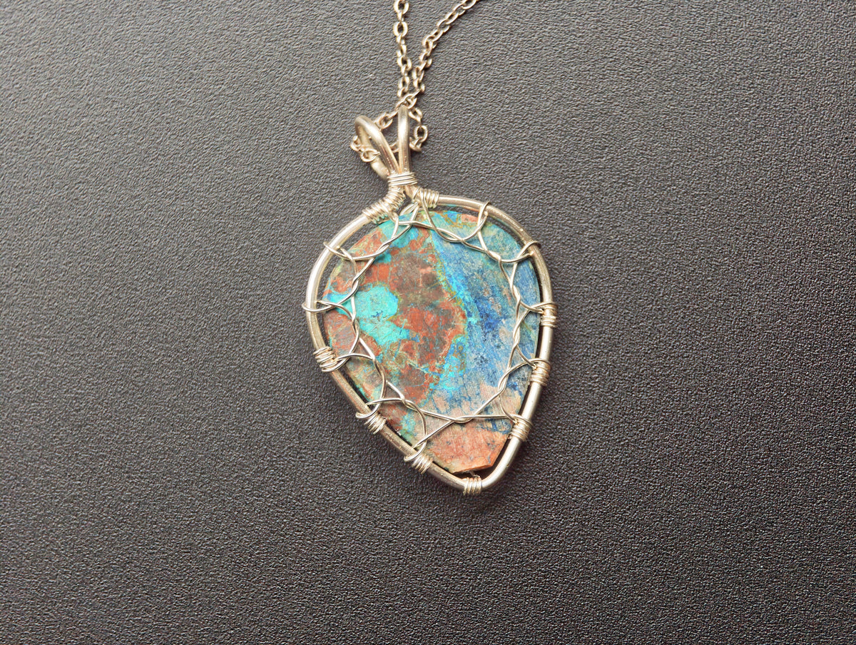 Leaf pendant with a shattuckite gemstone