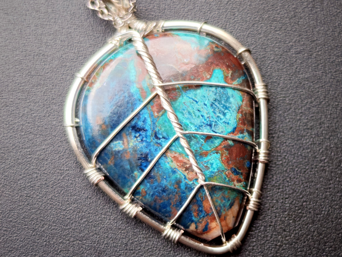 Leaf pendant with a shattuckite gemstone