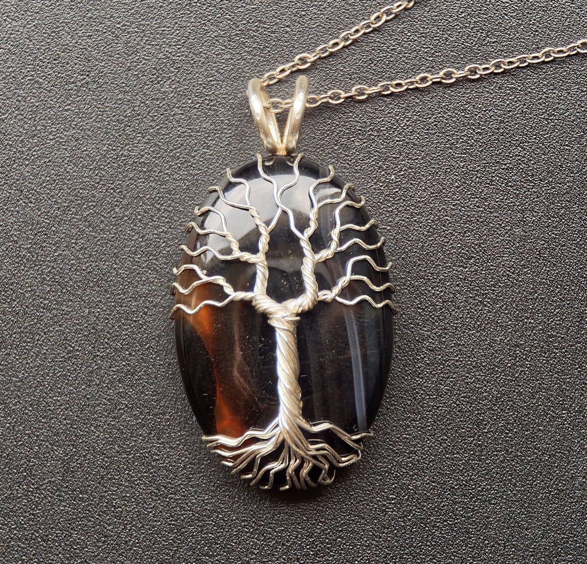 Tree pendant with an onyx gemstone
