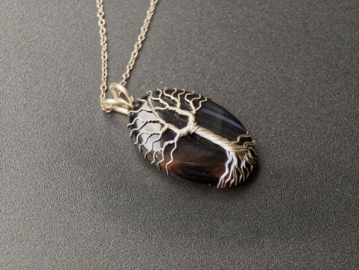 Tree pendant with an onyx gemstone