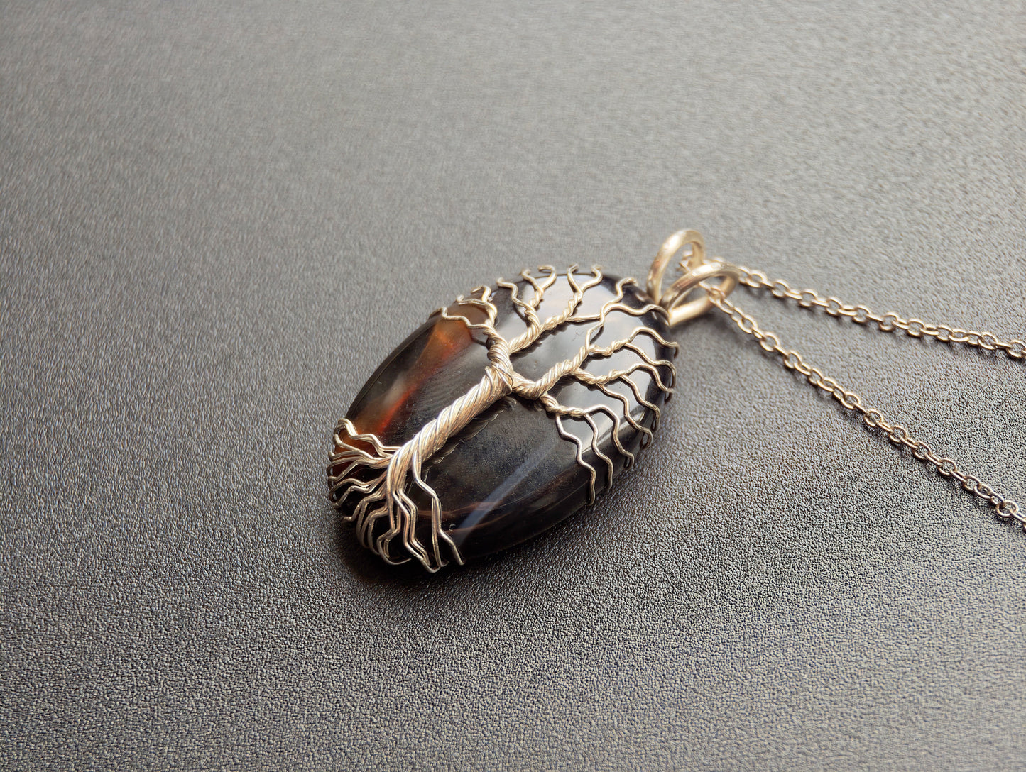 Tree pendant with an onyx gemstone