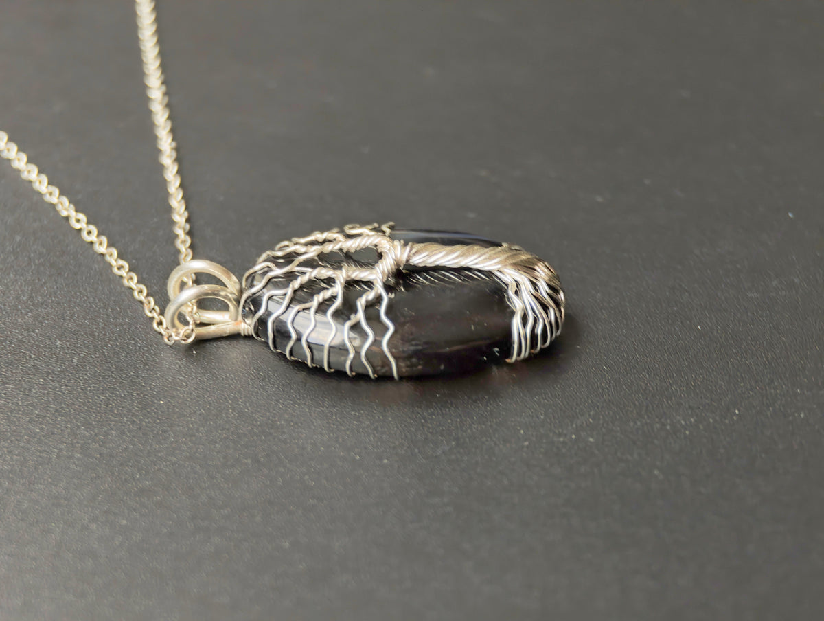Tree pendant with an onyx gemstone