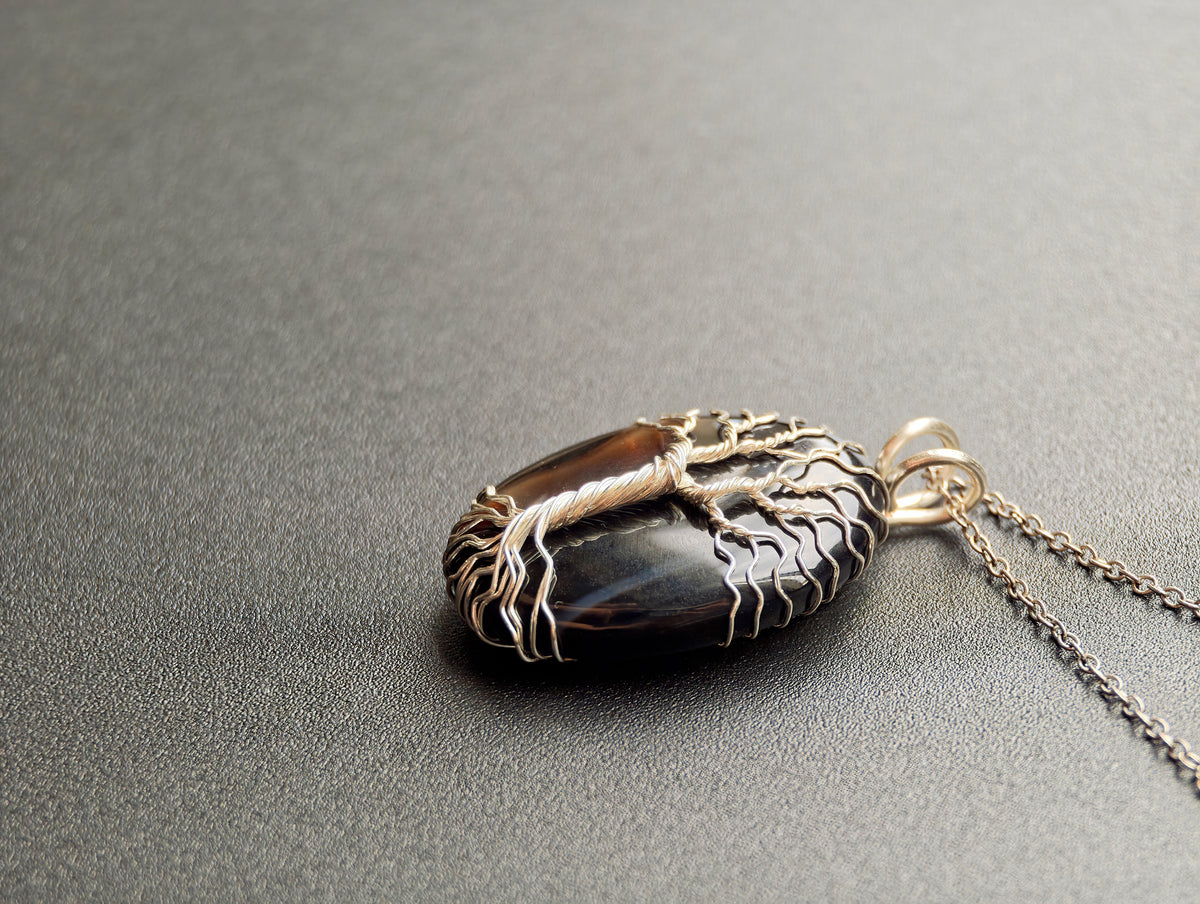Tree pendant with an onyx gemstone
