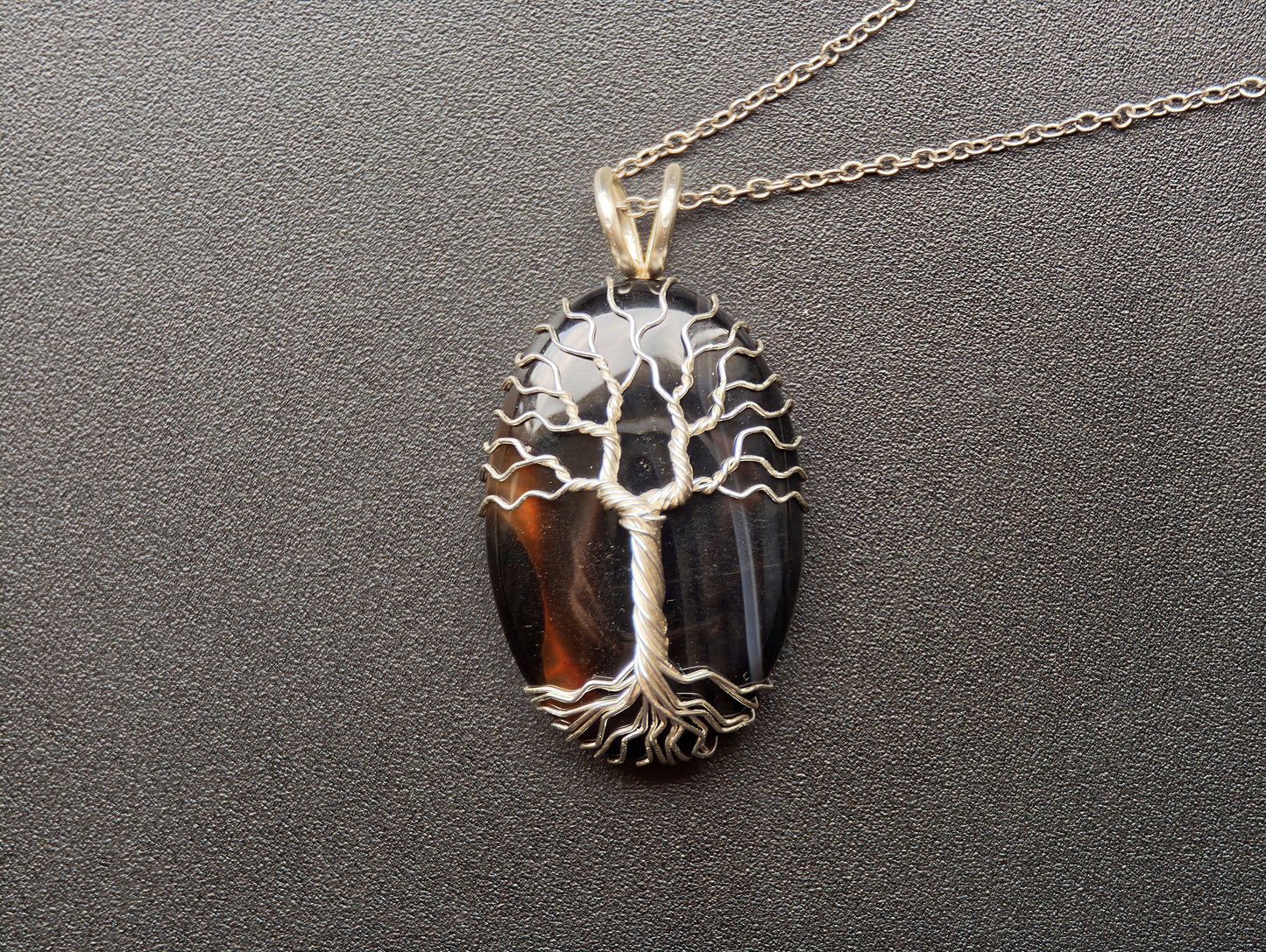 Tree pendant with an onyx gemstone