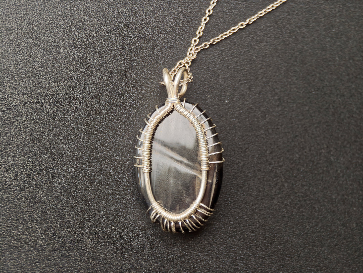 Tree pendant with an onyx gemstone