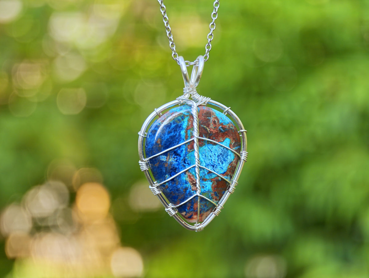 Leaf pendant with a shattuckite gemstone