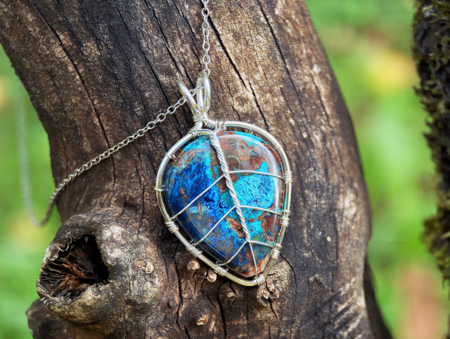 Leaf pendant with a shattuckite gemstone