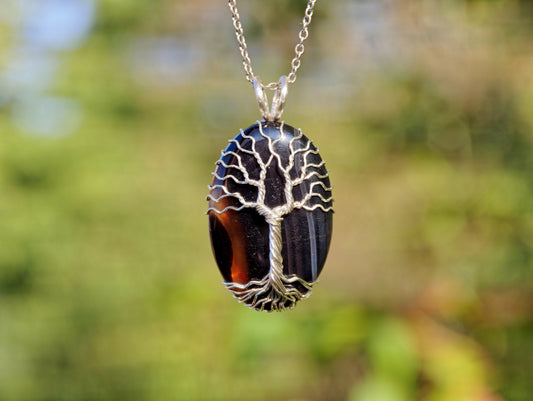 Tree pendant with an onyx gemstone