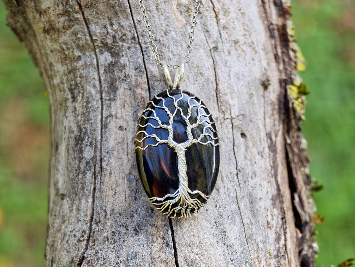 Tree pendant with an onyx gemstone