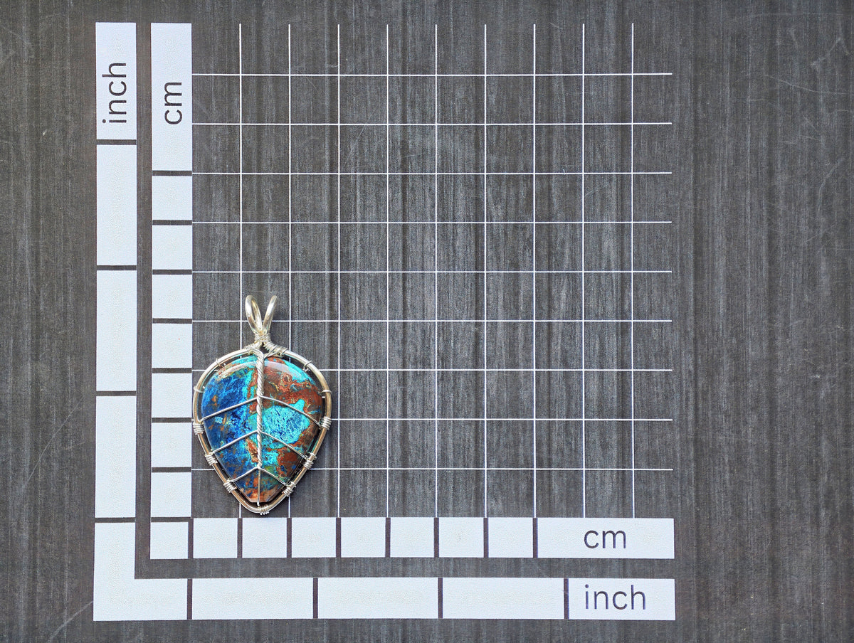 Leaf pendant with a shattuckite gemstone