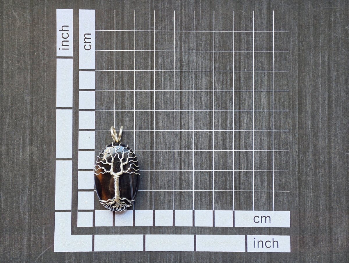 Tree pendant with an onyx gemstone