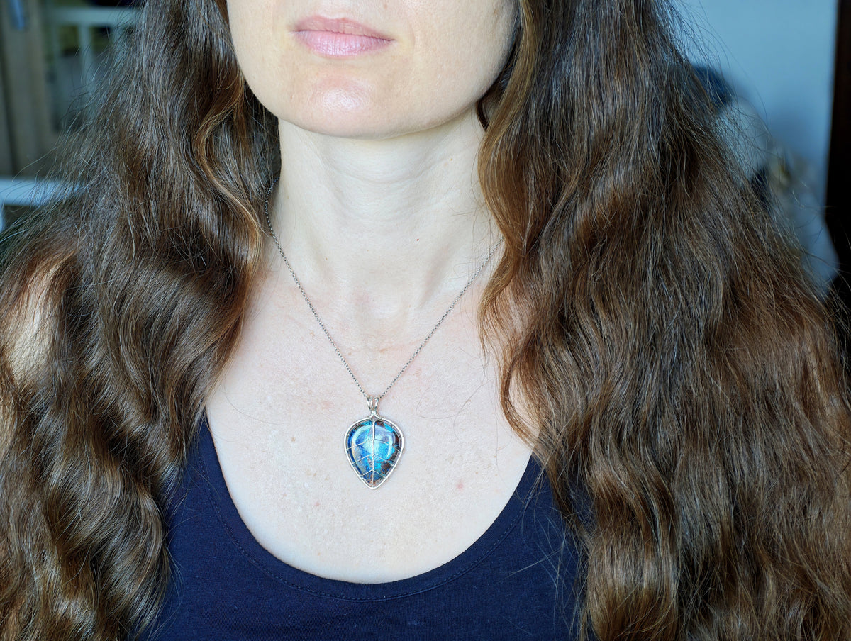 Leaf pendant with a shattuckite gemstone