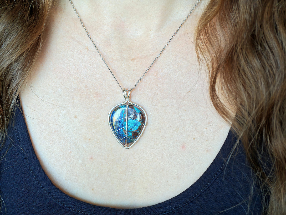 Leaf pendant with a shattuckite gemstone