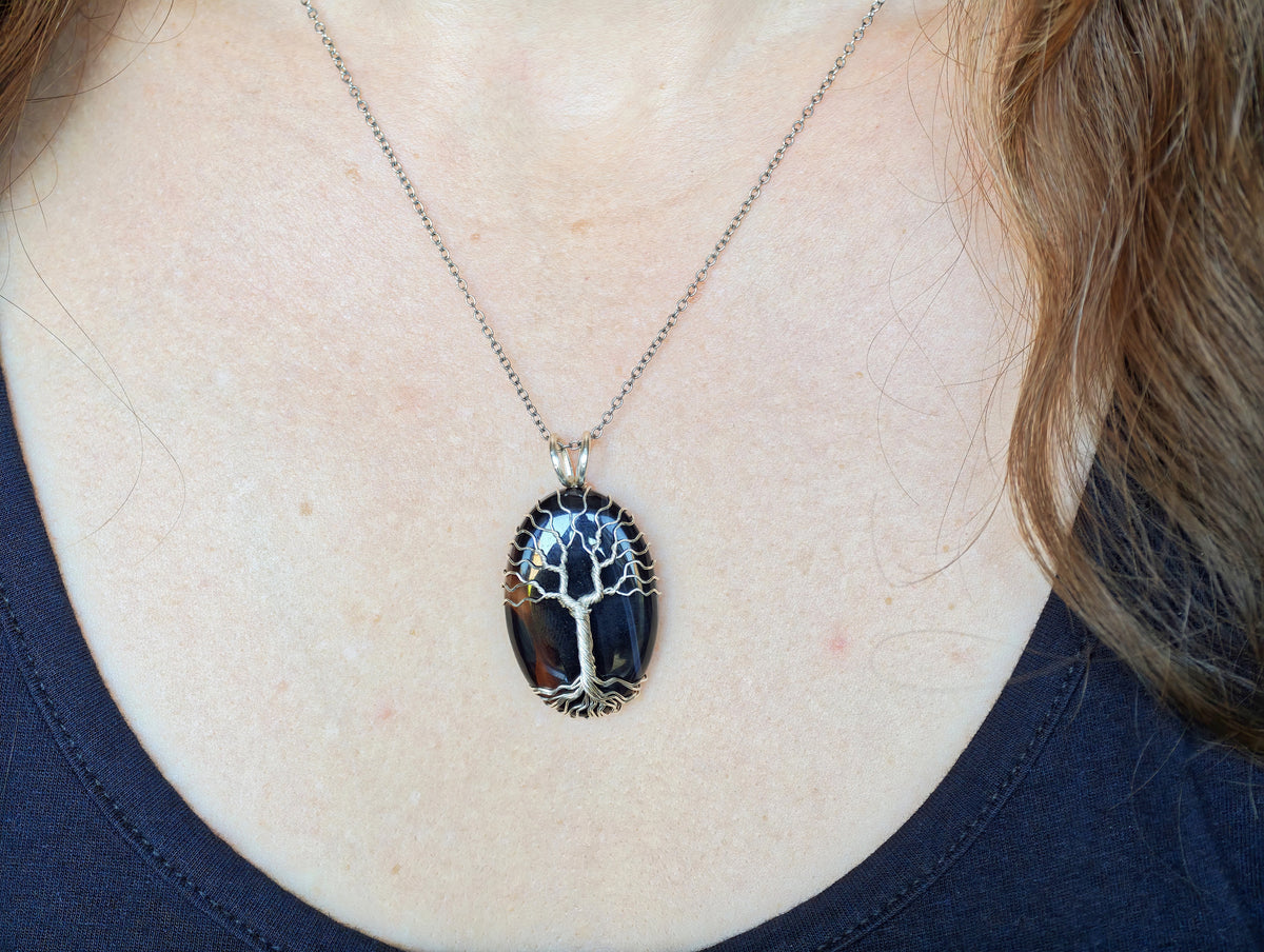 Tree pendant with an onyx gemstone