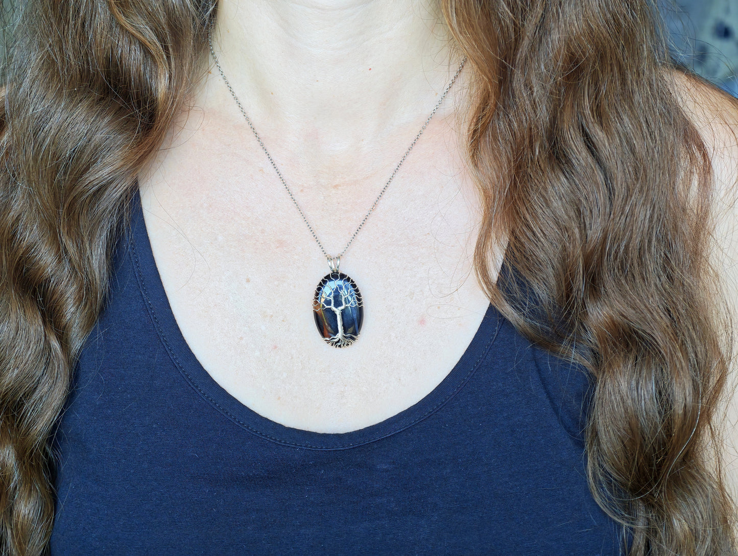 Tree pendant with an onyx gemstone
