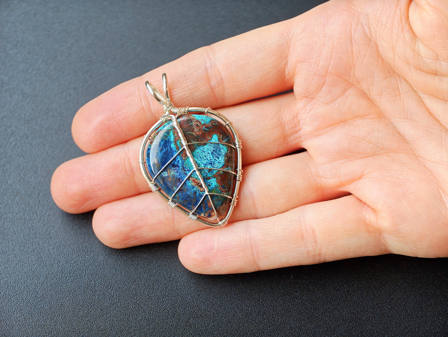 Leaf pendant with a shattuckite gemstone