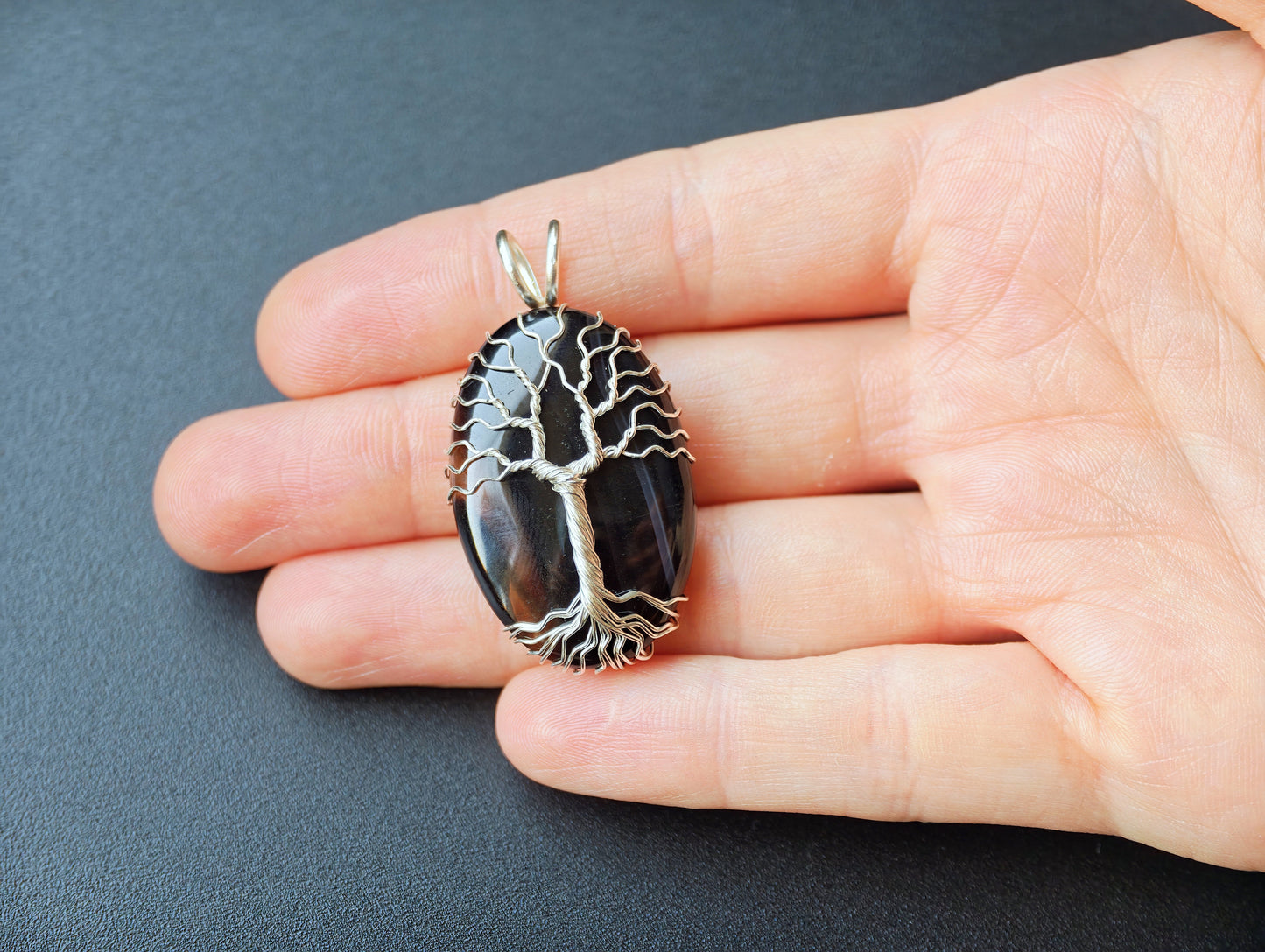 Tree pendant with an onyx gemstone
