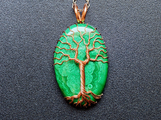 Tree pendant with a malachite gemstone
