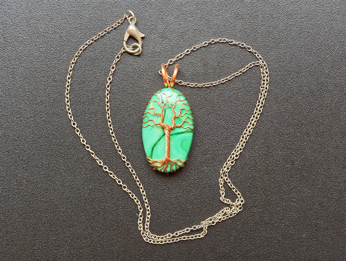 Tree pendant with a malachite gemstone