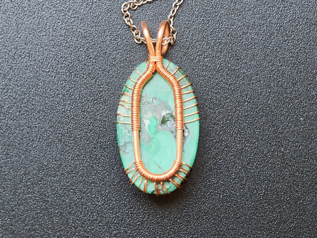 Tree pendant with a malachite gemstone