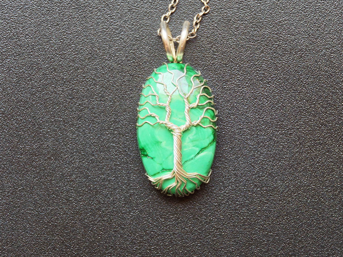 Tree pendant with a malachite gemstone