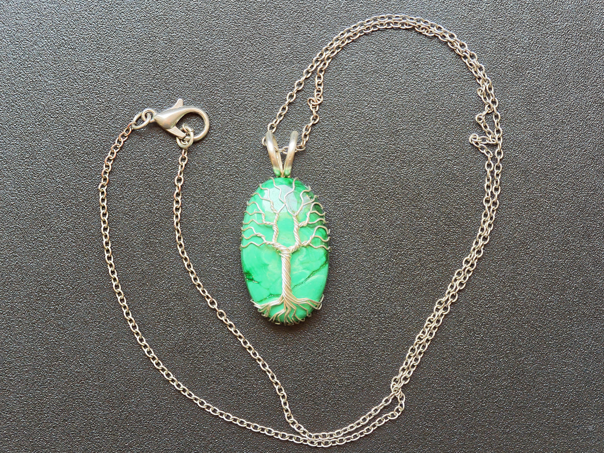 Tree pendant with a malachite gemstone
