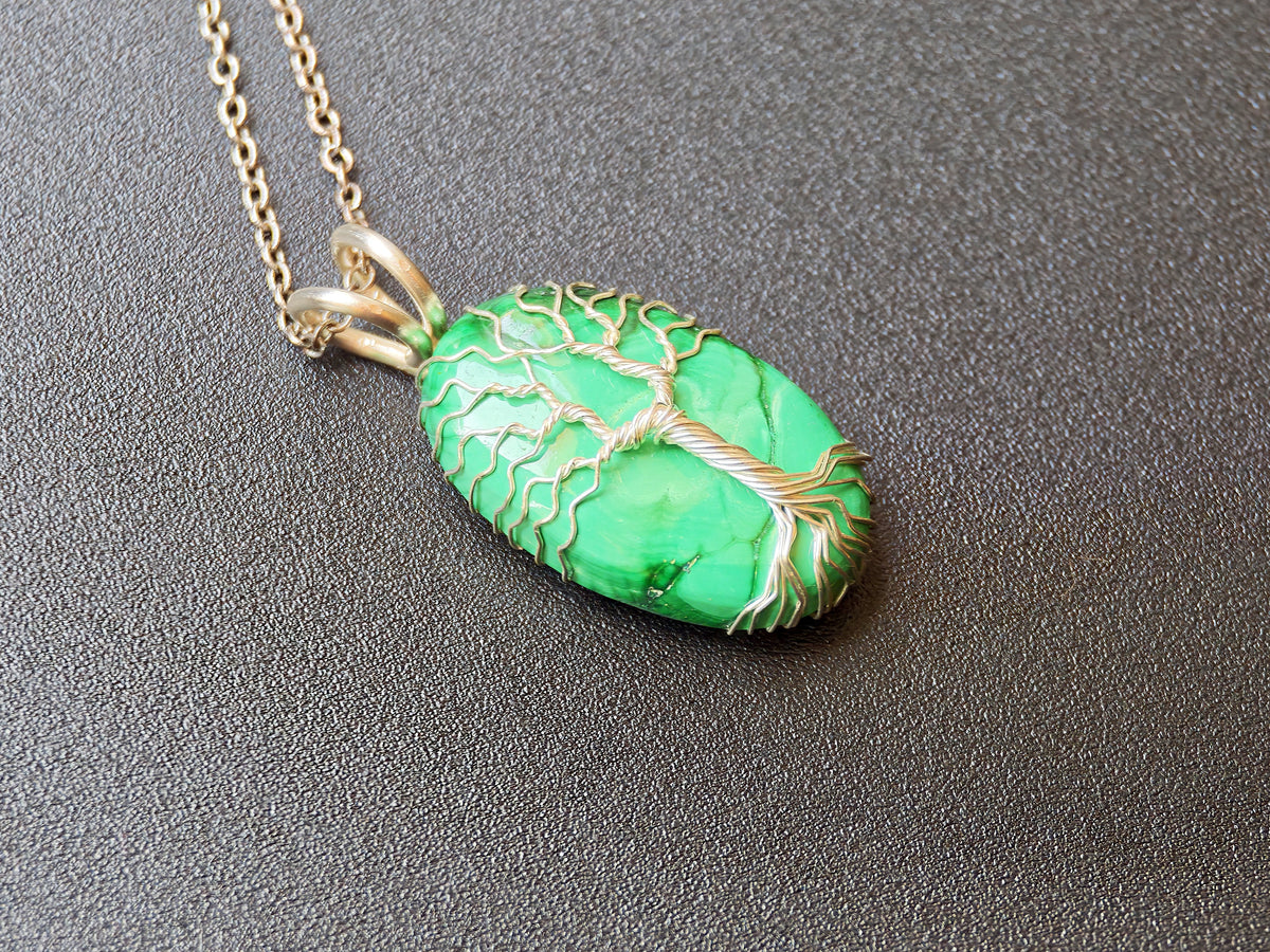 Tree pendant with a malachite gemstone