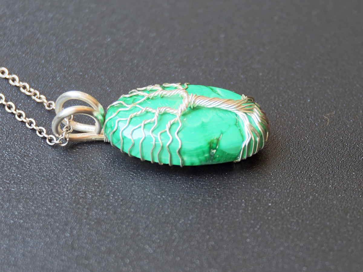 Tree pendant with a malachite gemstone