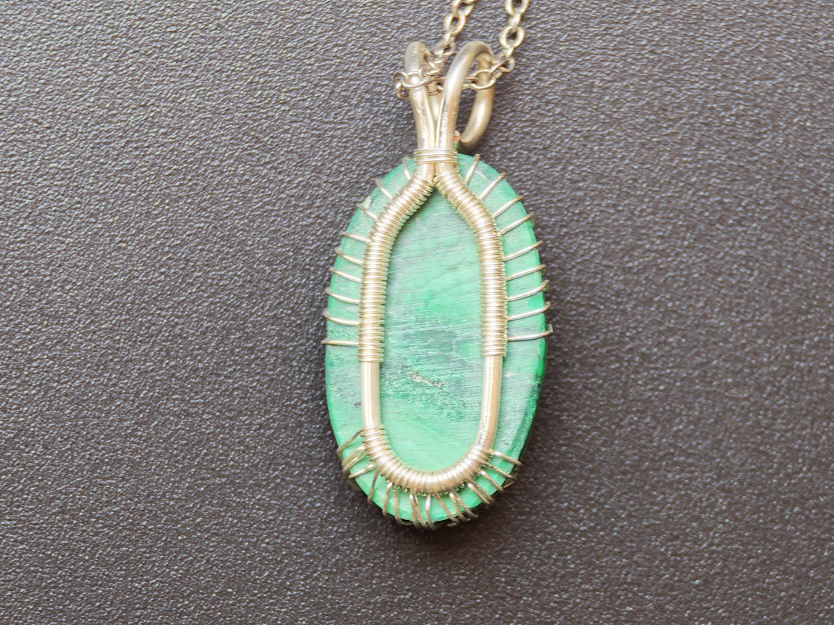 Tree pendant with a malachite gemstone