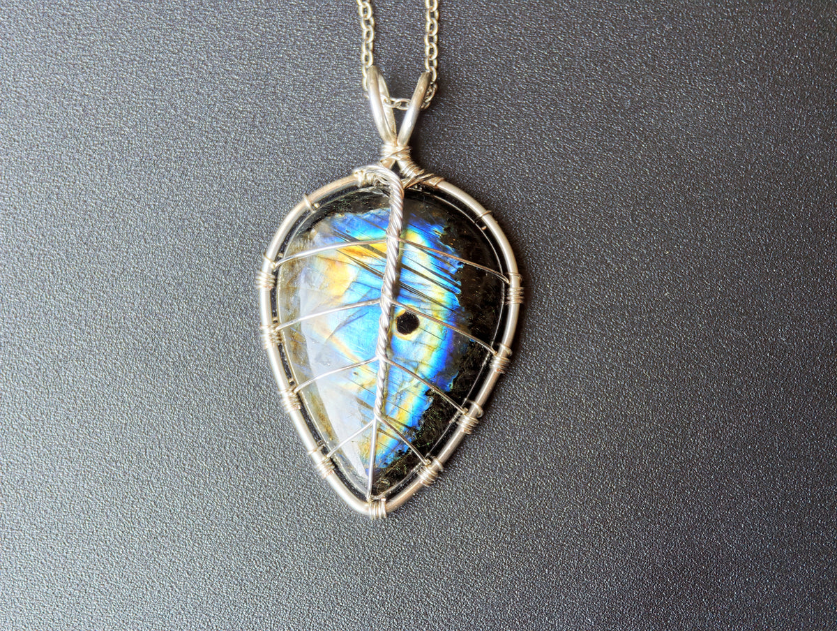 Leaf pendant with a labradorite gemstone