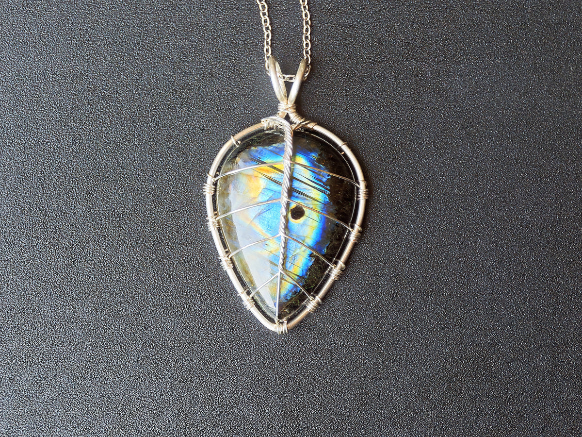 Leaf pendant with a labradorite gemstone