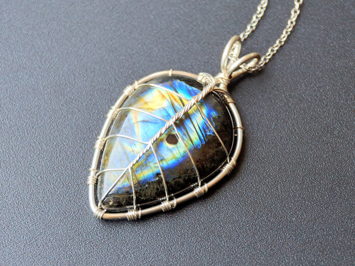 Leaf pendant with a labradorite gemstone