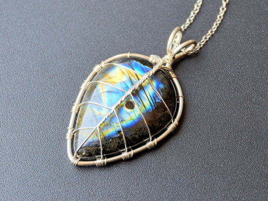 Leaf pendant with a labradorite gemstone