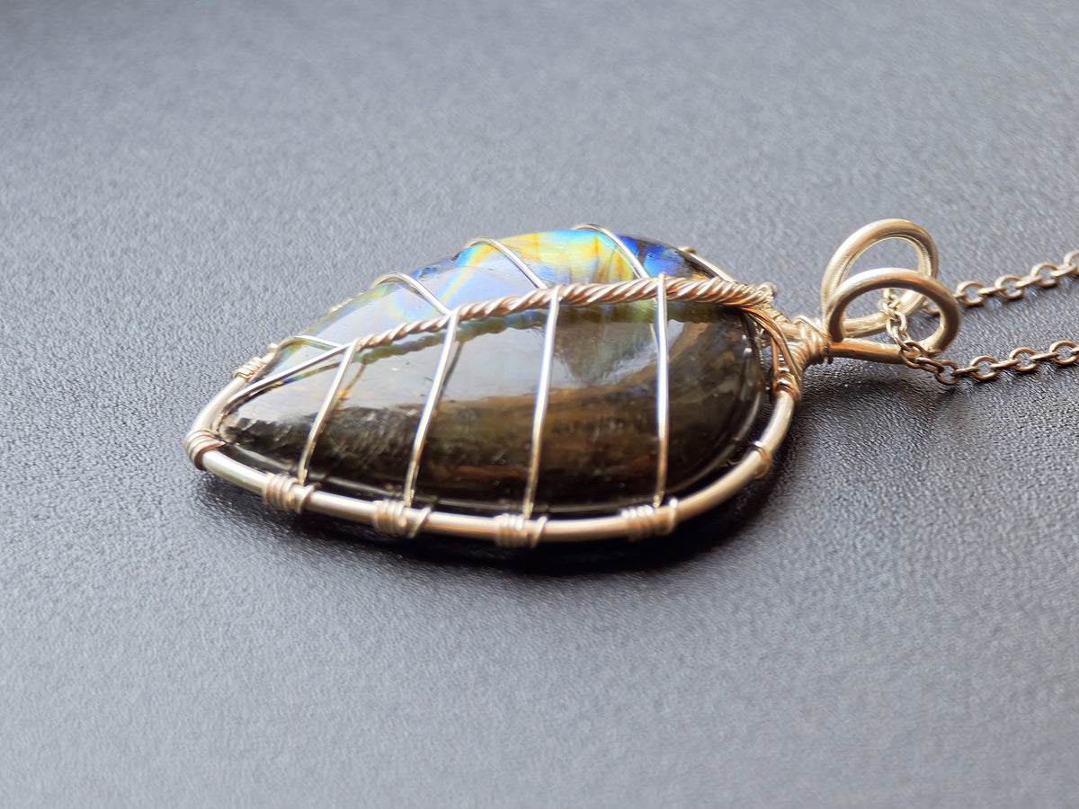 Leaf pendant with a labradorite gemstone