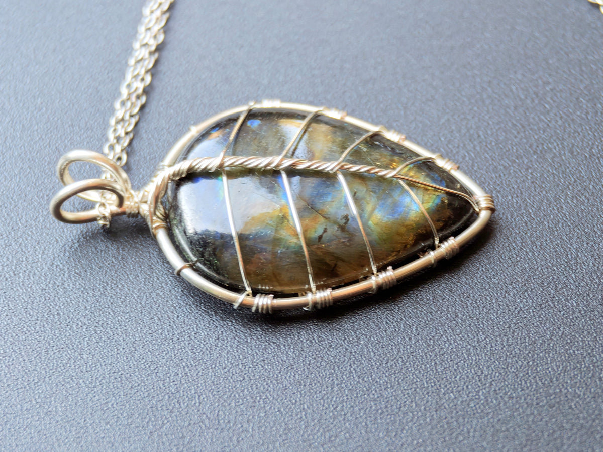 Leaf pendant with a labradorite gemstone