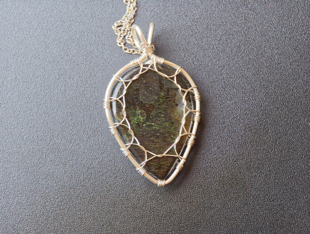 Leaf pendant with a labradorite gemstone