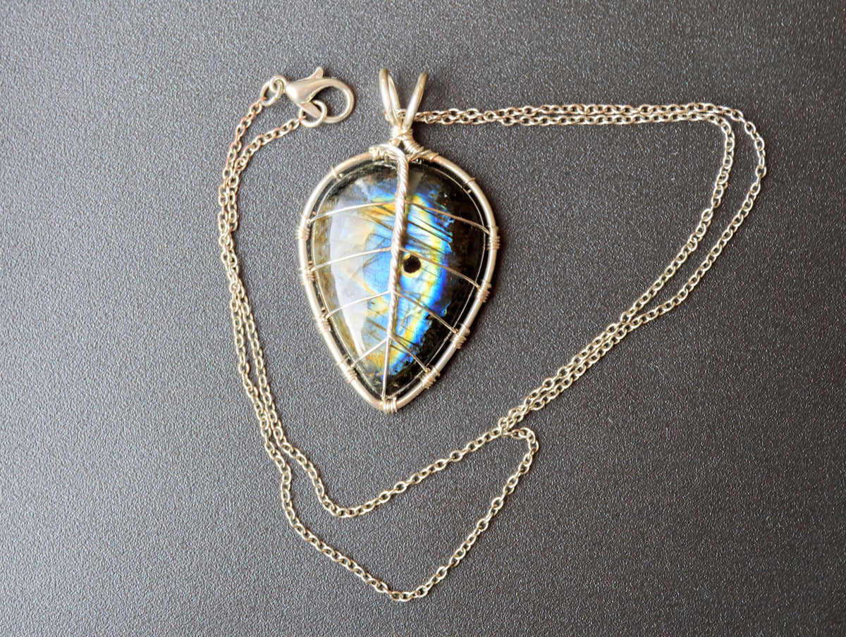 Leaf pendant with a labradorite gemstone