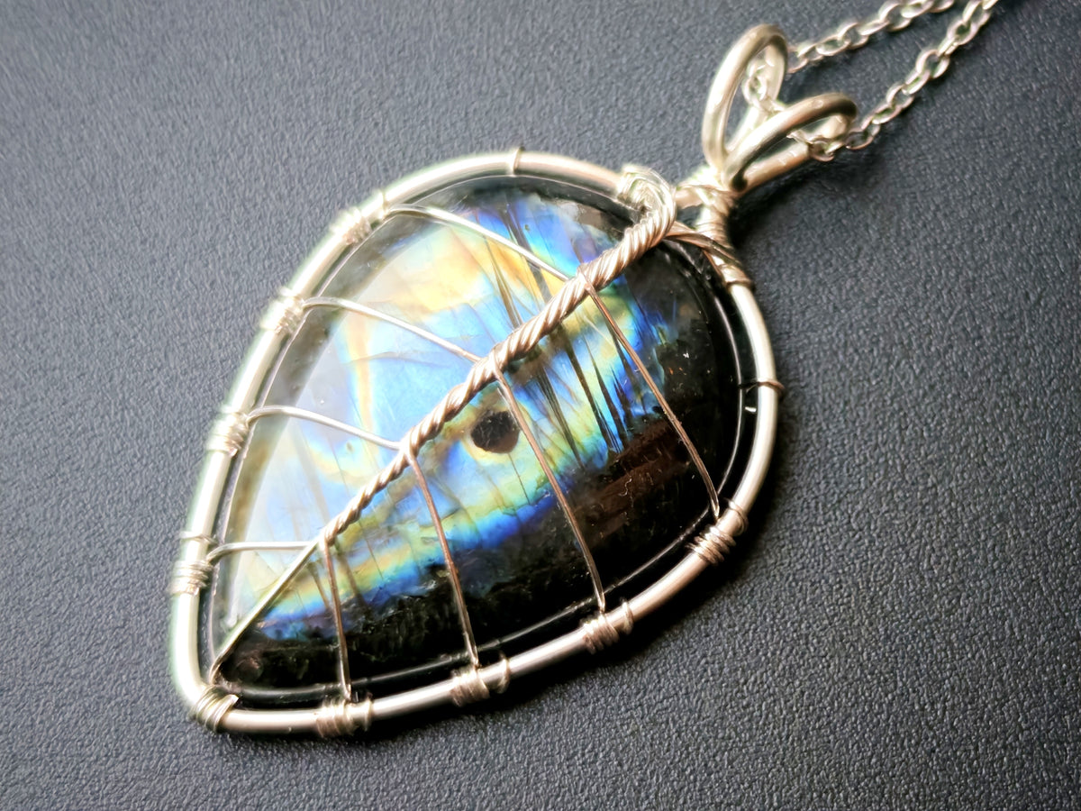 Leaf pendant with a labradorite gemstone
