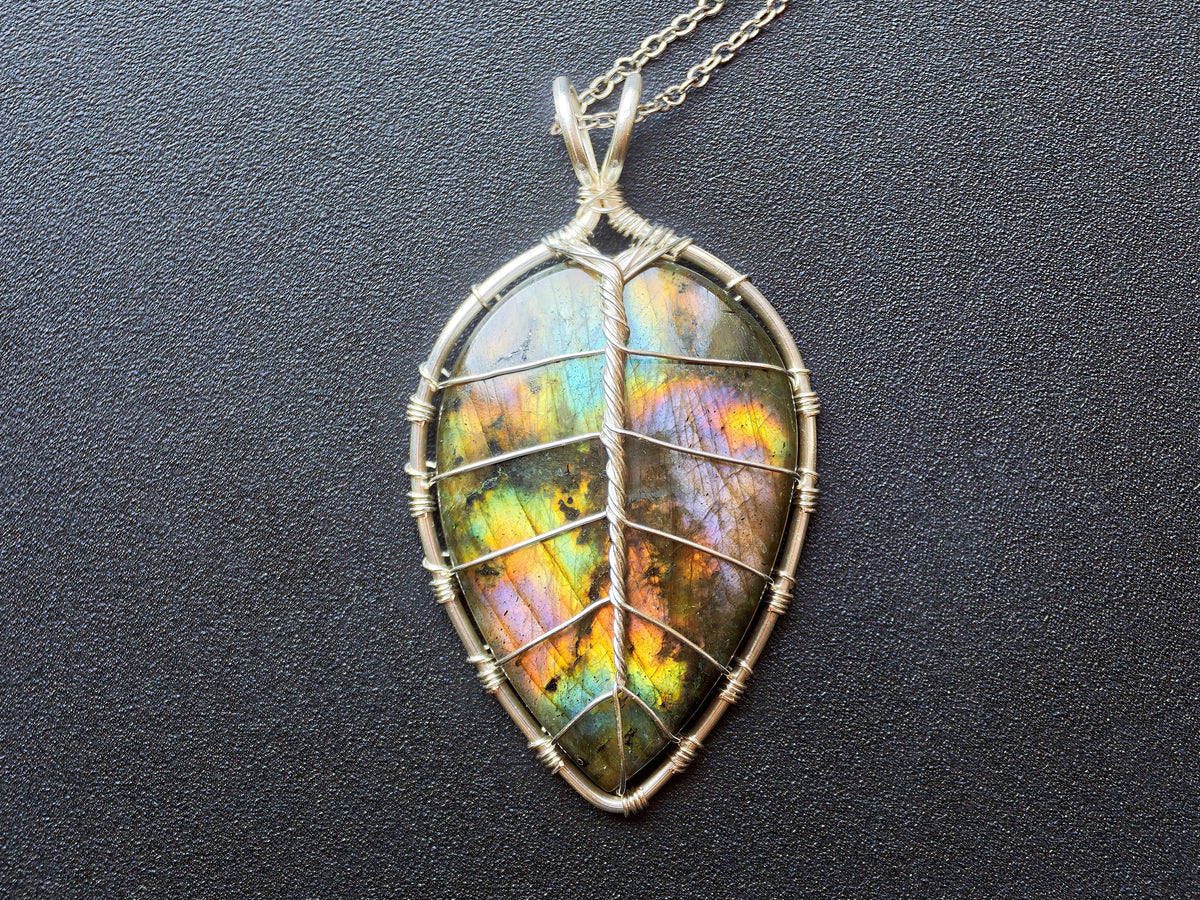 Leaf pendant with a labradorite gemstone