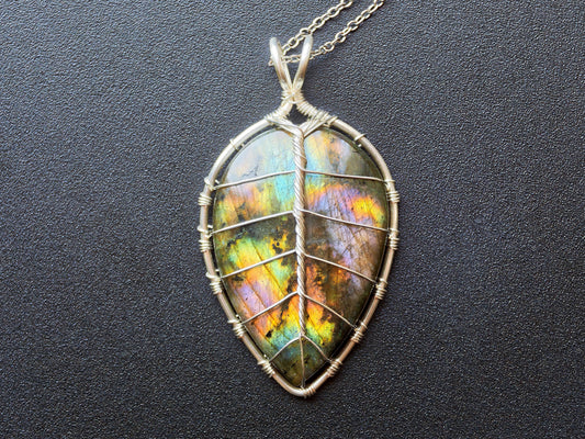 Leaf pendant with a labradorite gemstone