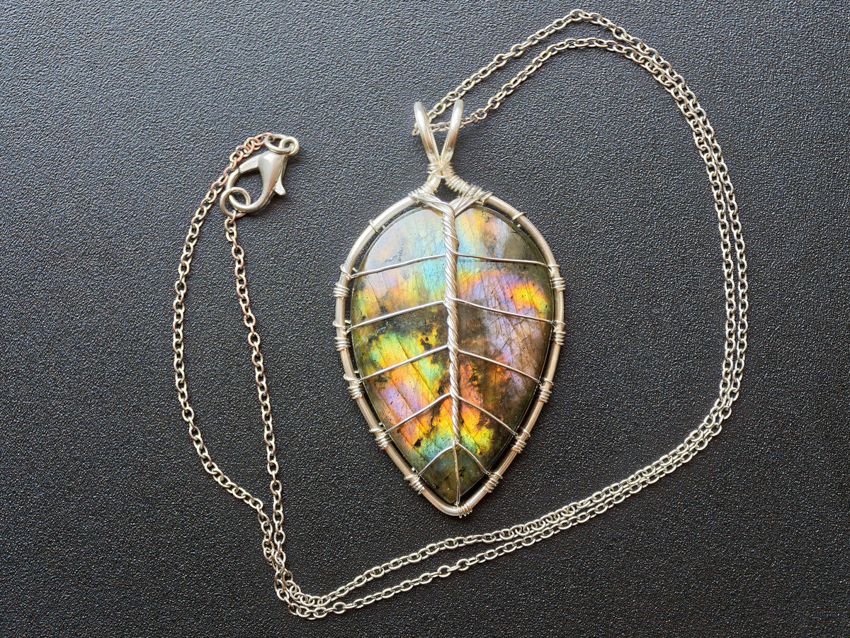 Leaf pendant with a labradorite gemstone