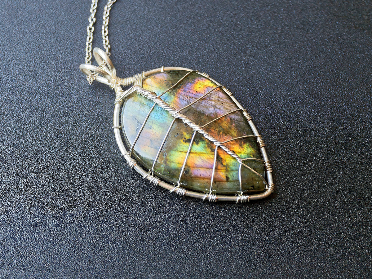 Leaf pendant with a labradorite gemstone