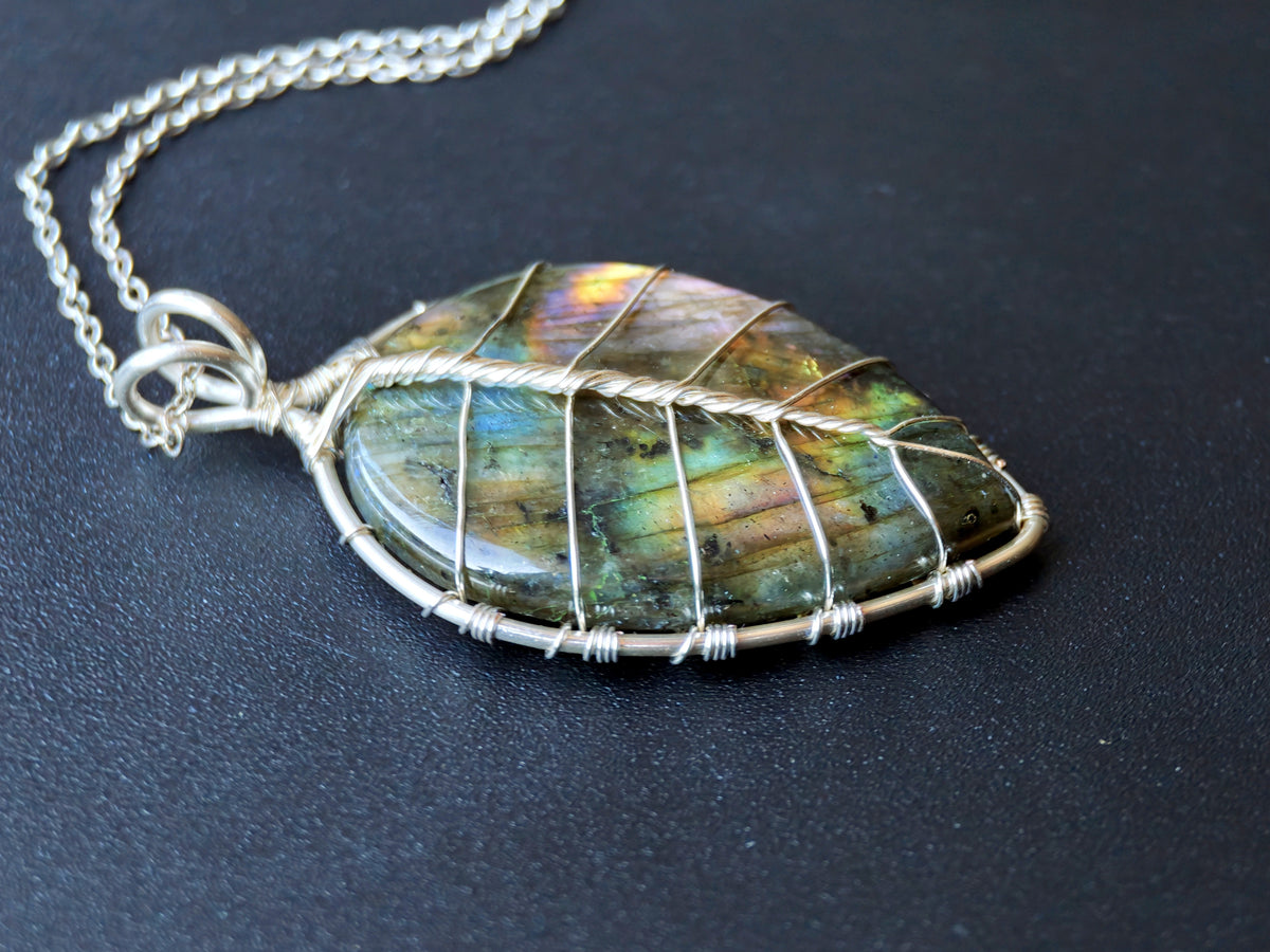 Leaf pendant with a labradorite gemstone