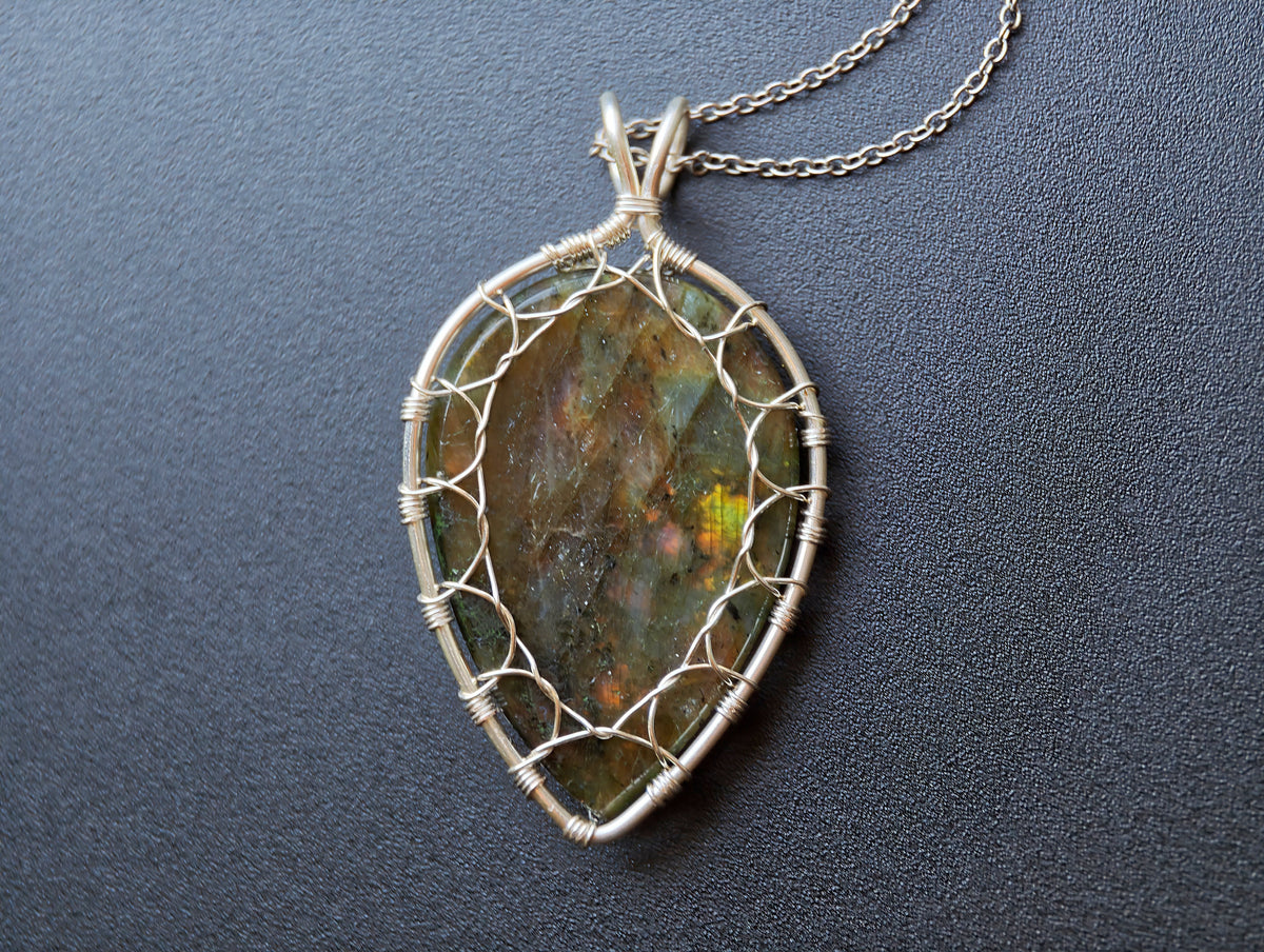 Leaf pendant with a labradorite gemstone