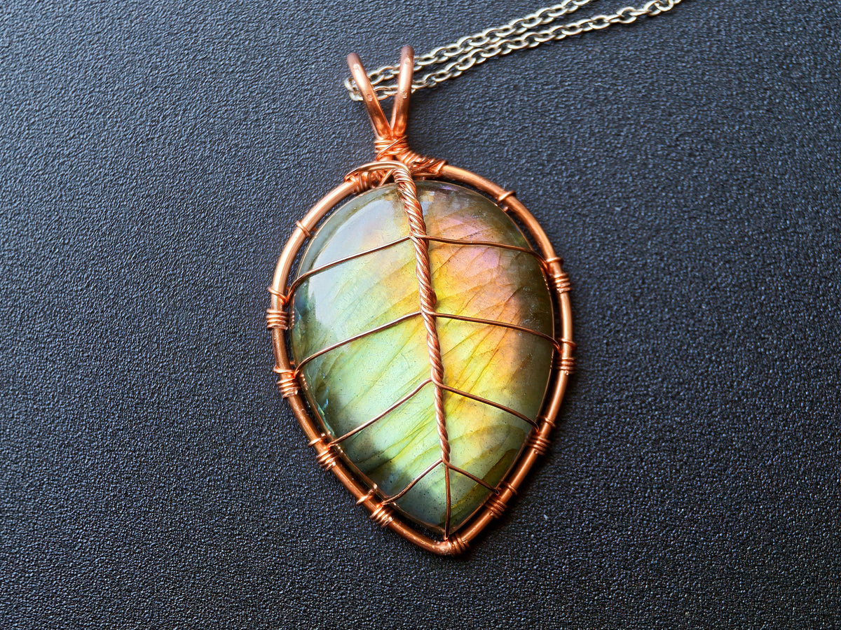 Leaf pendant with a labradorite gemstone