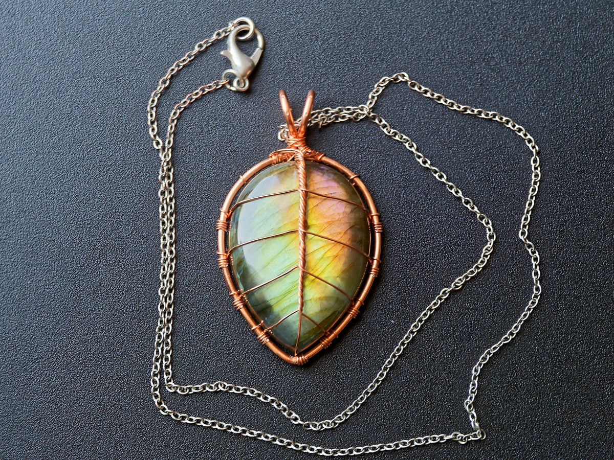 Leaf pendant with a labradorite gemstone